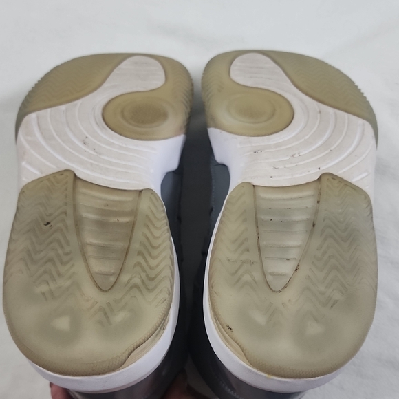 Nike Jordan Max Aura Cool Gray Athletic Shoes - Picture 7 of 7